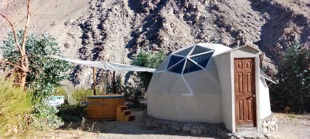 a small dome house in front of a mountain at Hermoso Domo privado para 2 personas con tinaja-Cochiguaz Valle De Elqui in Paihuano