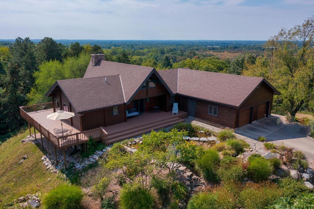 uma vista aérea de uma casa de madeira com um deque em Hilltop Serenity - entire cabin- scenic oasis 