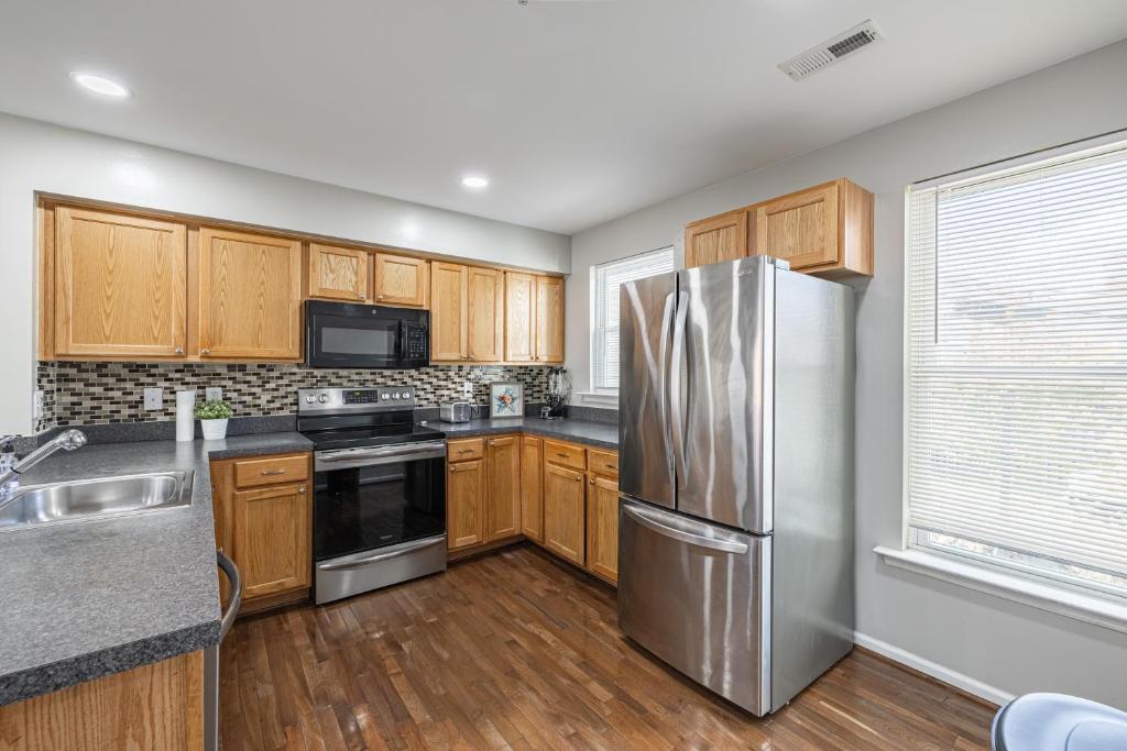 Kuchyň nebo kuchyňský kout v ubytování LUX Gorgeous 3BR Townhome in Washington DC