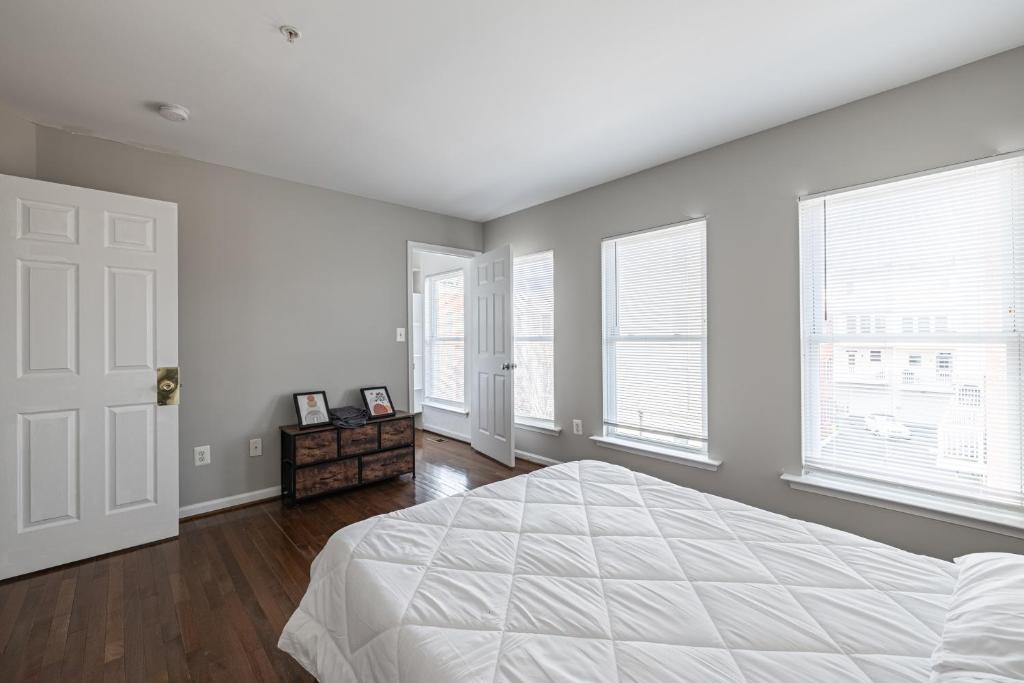 Postel nebo postele na pokoji v ubytování LUX Gorgeous 3BR Townhome in Washington DC