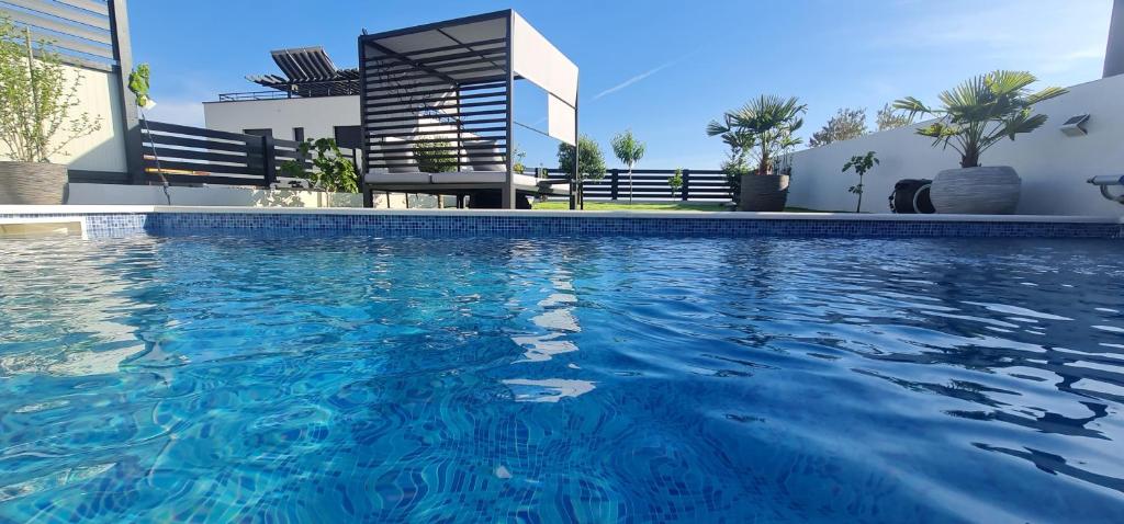 a swimming pool in front of a building at MEERBLICK DUPLEX POOL-VILLA REGIRMA DELUXE bis 8 Personen in Vodice