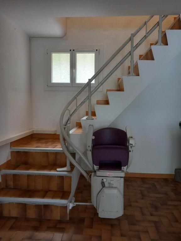 ein Badezimmer mit einem WC unter einer Treppe in der Unterkunft Chambre d hôte les heures claires in Istres