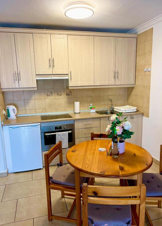 Kuchyň nebo kuchyňský kout v ubytování Mareverde Casa Eviwa I-118 by VivaTenerife