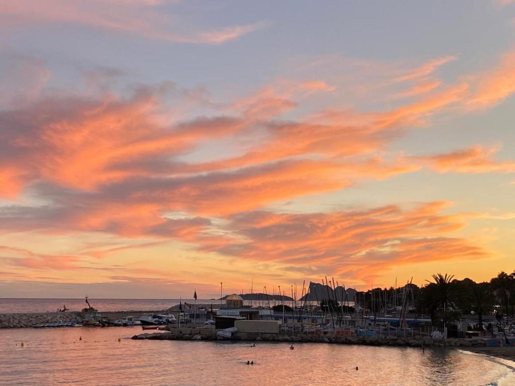 a cloudy sky over a marina at sunset at Le plus bel emplacement des Lecques ! 3p vue mer in Saint-Cyr-sur-Mer