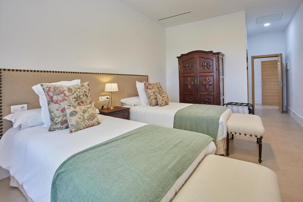 A bed or beds in a room at Finca La Fuensanta