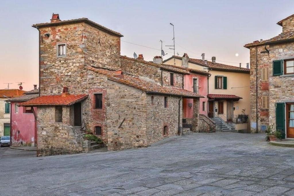 een groep oude stenen gebouwen in een straat bij Ferienhaus für 6 Personen ca 130 qm in Pergine Valdarno, Toskana Provinz Arezzo in Pergine Valdarno