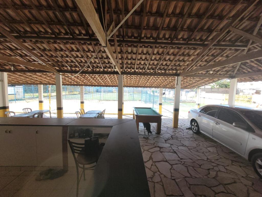ein Auto parkt auf einem Parkplatz mit einem Tisch in der Unterkunft Casa em São Lourenço in São Lourenço