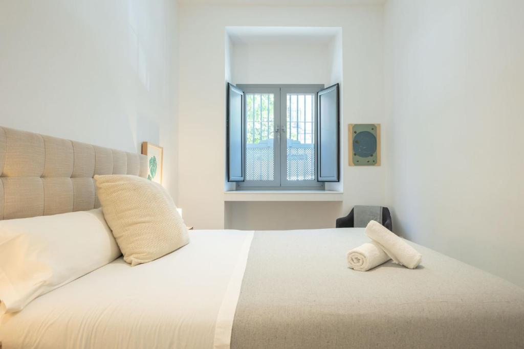 Łóżko lub łóżka w pokoju w obiekcie Art nest en Triana