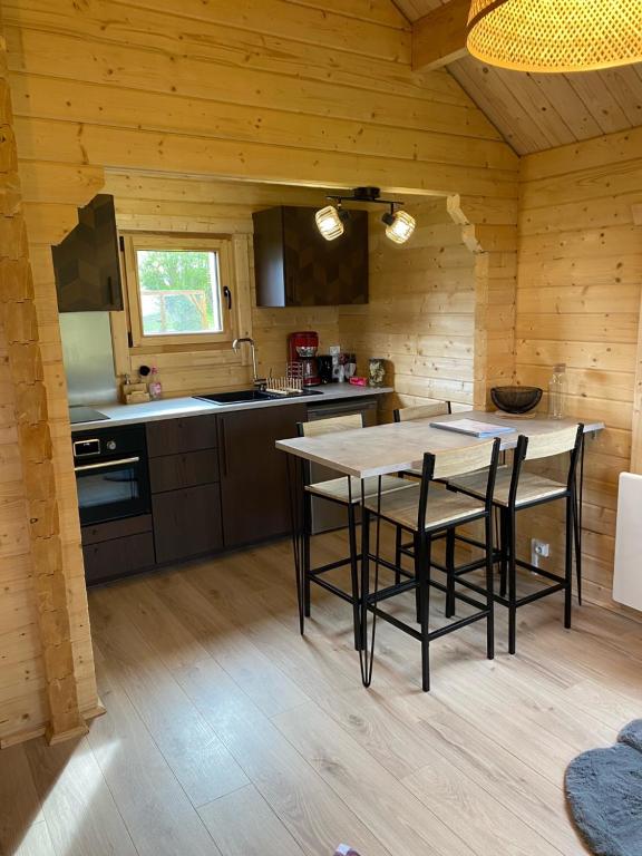 Kuchyň nebo kuchyňský kout v ubytování Chalet des fontaines claires