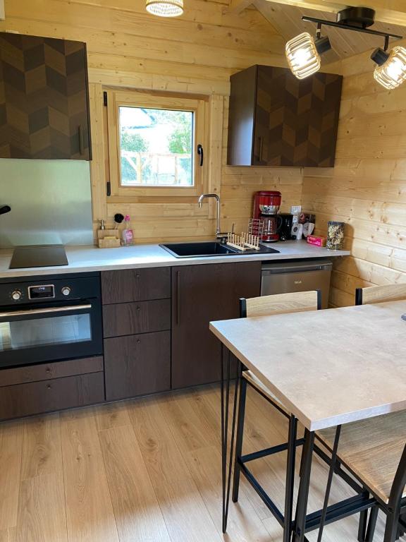Kuchyň nebo kuchyňský kout v ubytování Chalet des fontaines claires