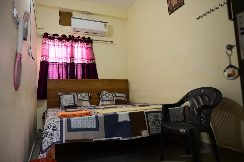 Postel nebo postele na pokoji v ubytování Jankivihar Homestay at Prahladghat within 1km from Shri Ram Mandir