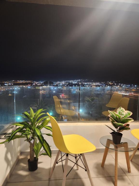 een balkon met stoelen en uitzicht op de stad bij Ayleen Suite in Antofagasta