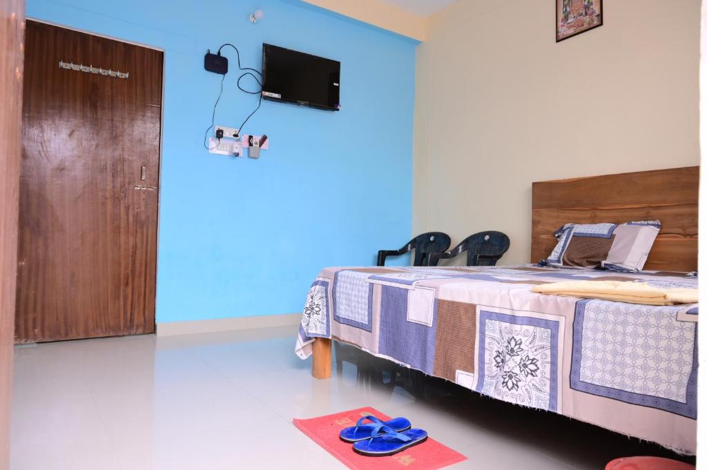 TV a/nebo společenská místnost v ubytování Jankivihar Homestay at Prahladghat within 1km from Shri Ram Mandir