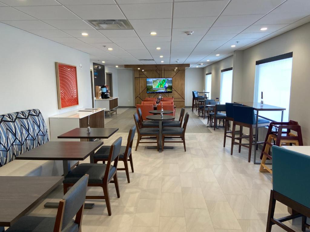 Holiday Inn Express & Suites Elyria by IHG photo
