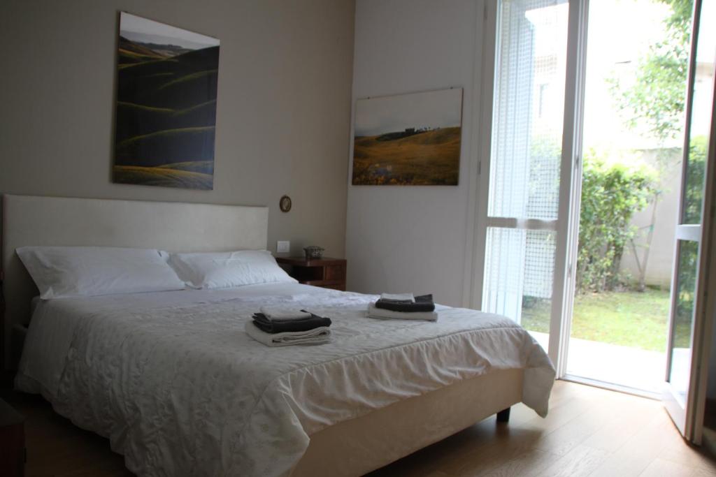 フィレンツェにあるApartment downtown Florence, moderno con giardinoのベッドとタオル2枚のある寝室