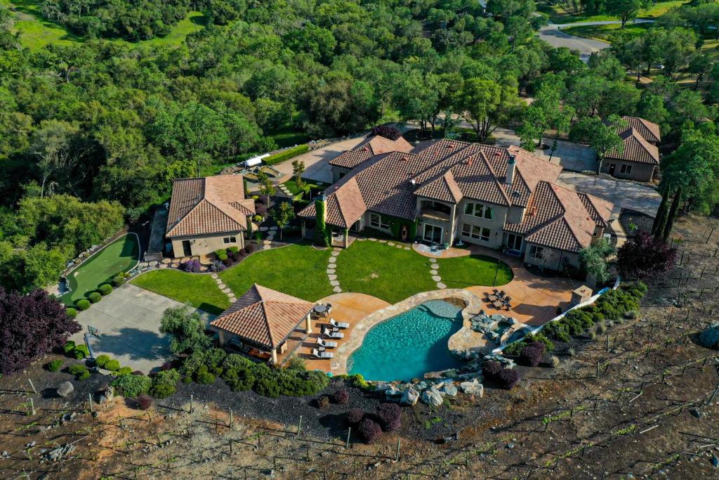 una vista aérea de una casa con piscina en Kaila Estates, en El Dorado Hills