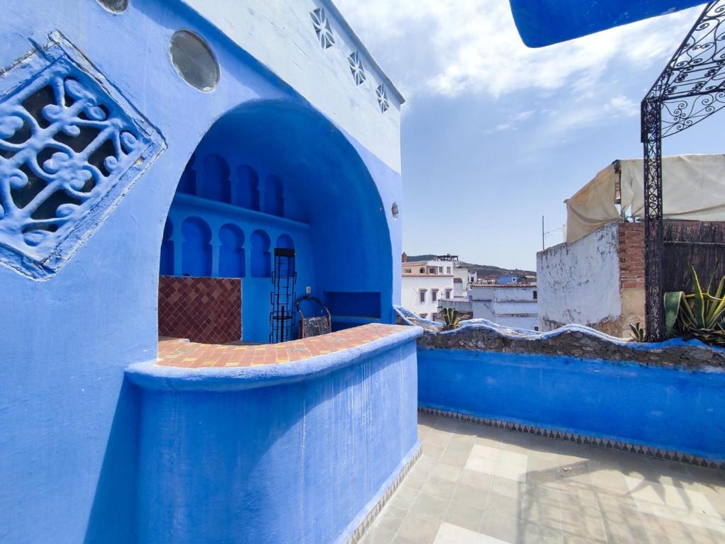 un edificio blu e bianco con balcone di Casa Mablu a Chefchaouen