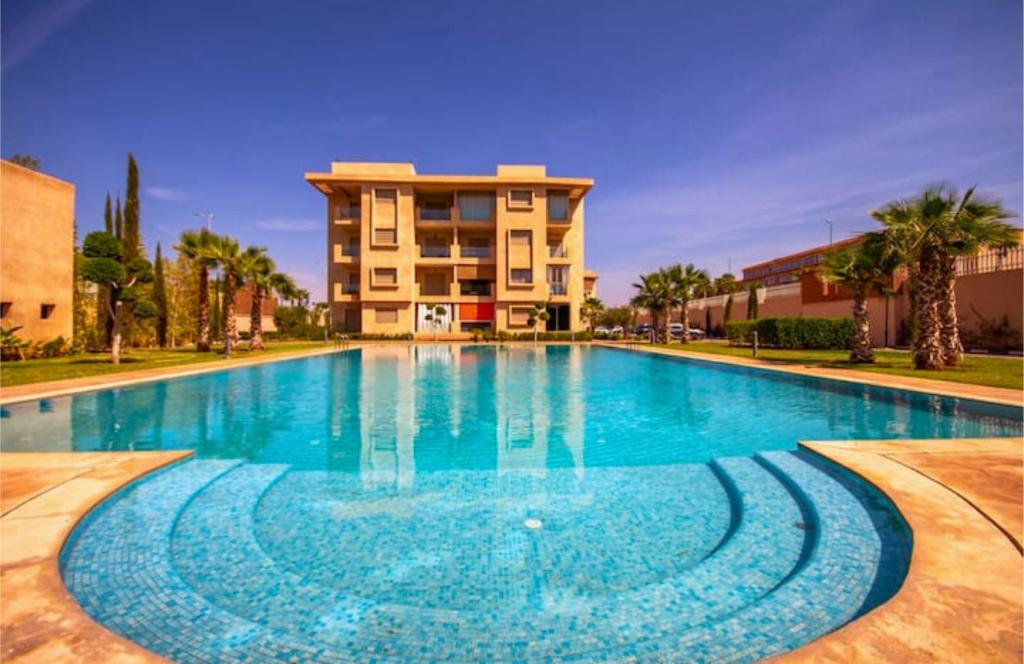 uma grande piscina em frente a um edifício em Luxury F3 appartment Les Orangers em Marrakech