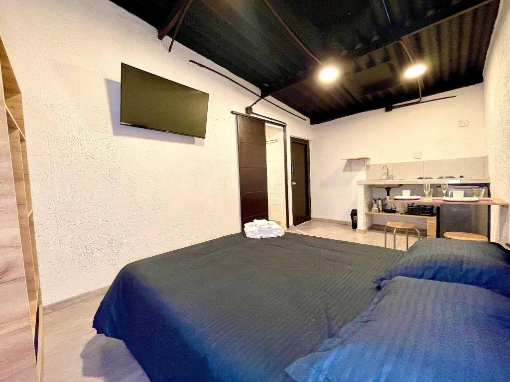 1 dormitorio con 1 cama grande en una habitación en Súper Apartamento central en Casa Colonial Bogotá en Bogotá