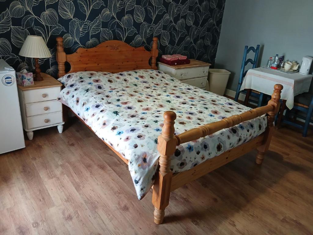 una camera con letto e struttura in legno di Cottage Style in Ystrad, Double room a Llwyn-y-pia