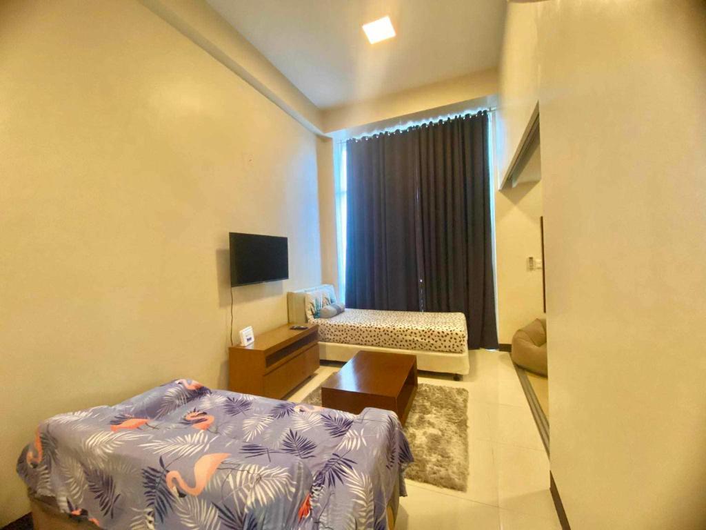 TV a/nebo společenská místnost v ubytování Mactan Newtow Enjoy Family Staycation