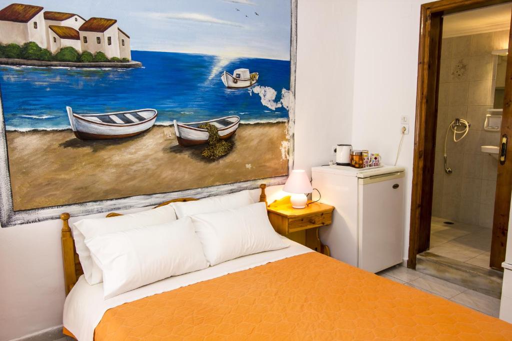 Postel nebo postele na pokoji v ubytování Symi Center Hotel