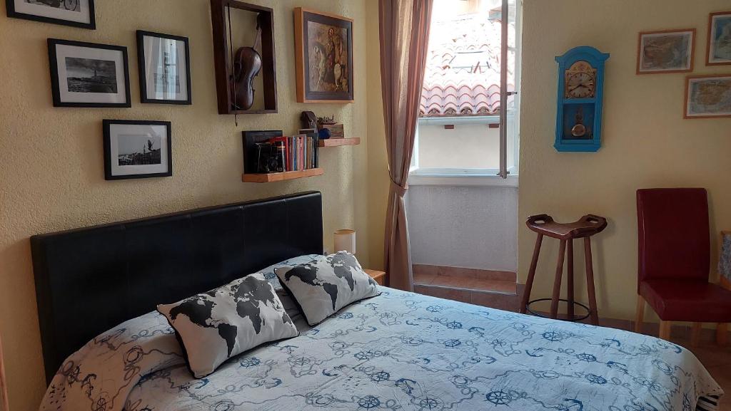 ein Schlafzimmer mit einem Bett mit zwei Kissen darauf in der Unterkunft Casa Casale in Rovinj