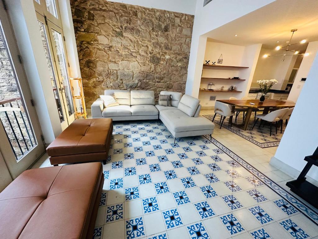 een woonkamer met een bank en een tafel bij Best Location - Beautiful and Amazing Loft in Panama-Stad