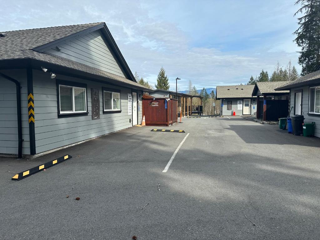 un estacionamiento frente a un edificio en Chims Motel, en Port Alberni