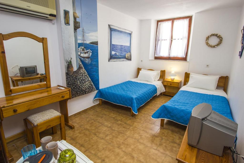 Postel nebo postele na pokoji v ubytování Symi Center Hotel
