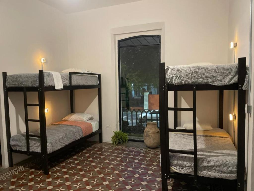 2 letti a castello in una camera con finestra di Choco Hostel a Puebla