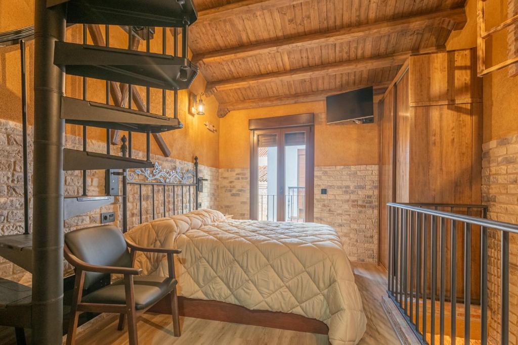 ein Schlafzimmer mit einem Bett und einem Stuhl in einem Zimmer in der Unterkunft Apartamento divino morales in Plasencia