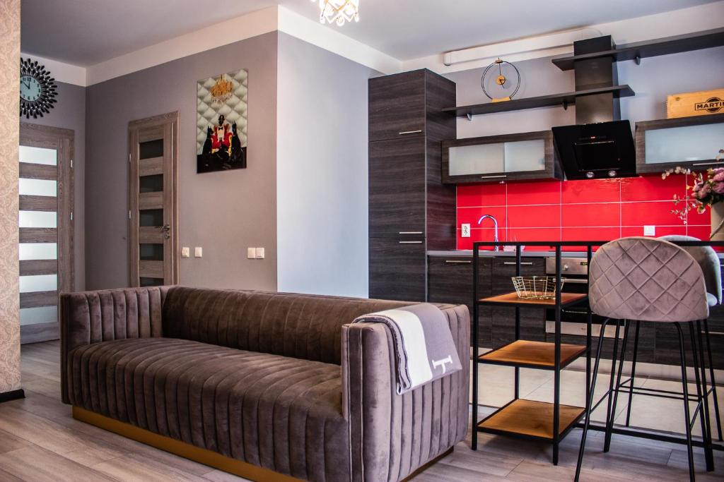 馬魯佩的住宿－LK Apartment，带沙发和酒吧的客厅