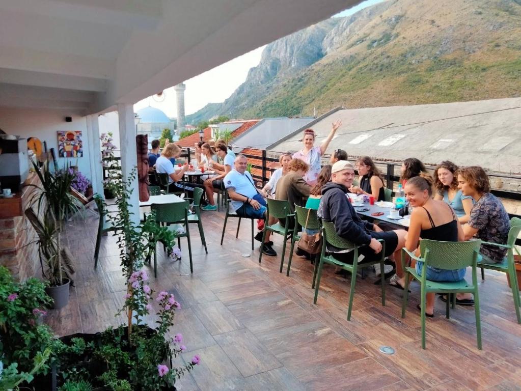 Nespecifikovaný výhled na hory nebo výhled na hory při pohledu z hostelu