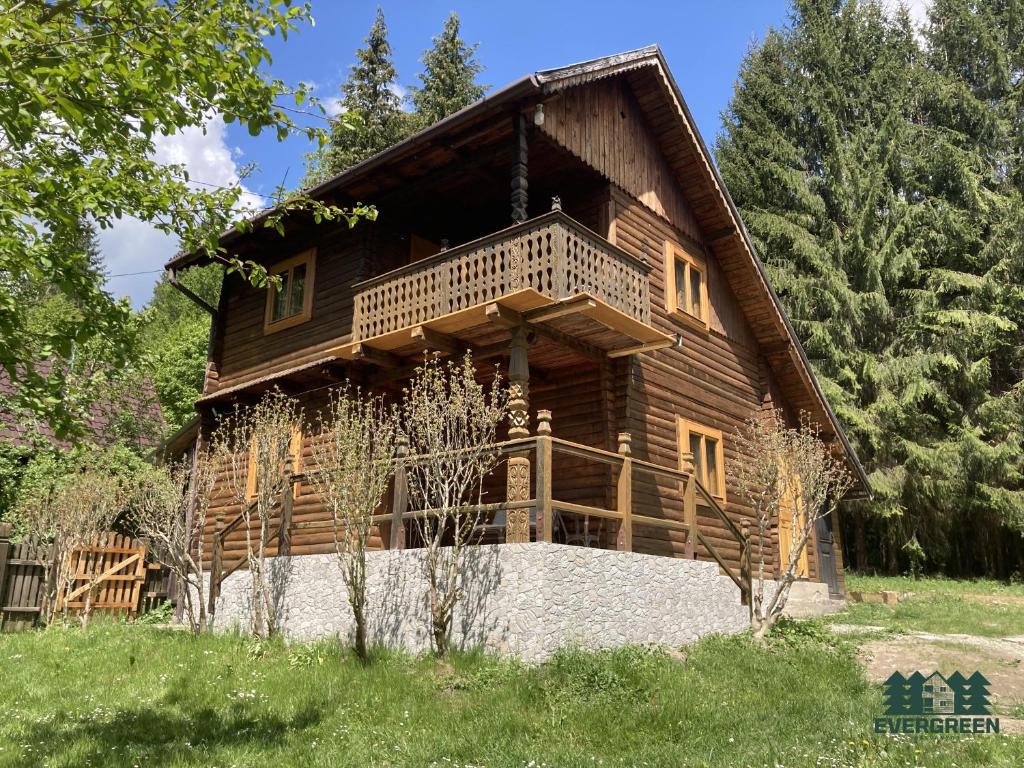 Cette cabane en rondins dispose d'un balcon sur le côté. dans l'établissement Evergreen Balvanyos, à Bálványos