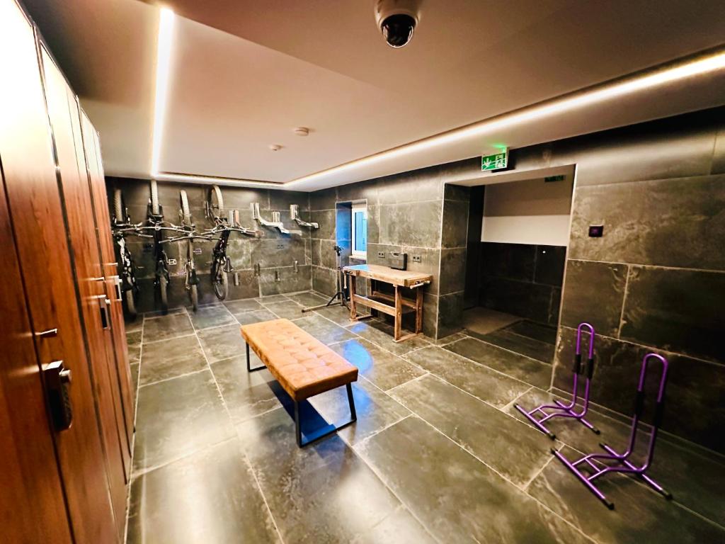 un gimnasio con una mesa de madera y un banco en una habitación en PHILSON Apartments en Saalbach Hinterglemm