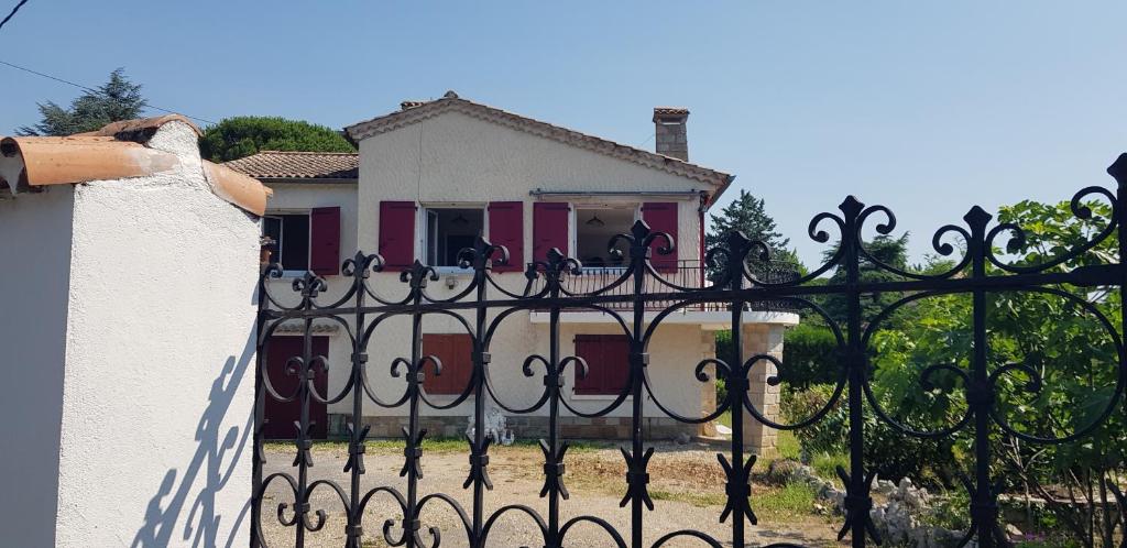 une clôture en fer devant une maison dans l'établissement Villa Mas Fa Susa 3 étoiles avec piscine, aux Vans