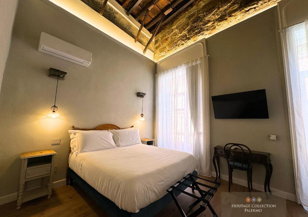 Postel nebo postele na pokoji v ubytování Heritage Collection Palermo B&B