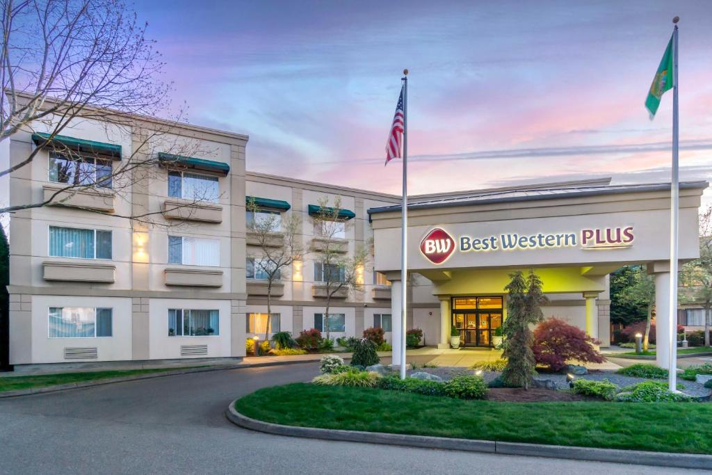 a rendering of the exterior of a best western plus hotel at Best Western Plus Edmonds Harbor Inn in Edmonds