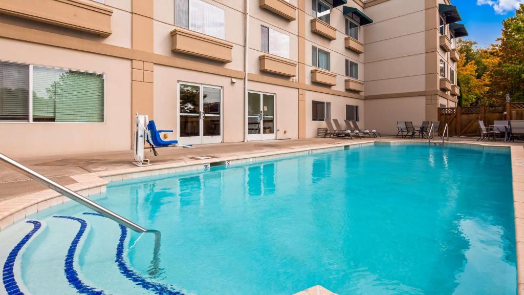 Bazén v ubytování Best Western Plus Edmonds Harbor Inn nebo v jeho okolí