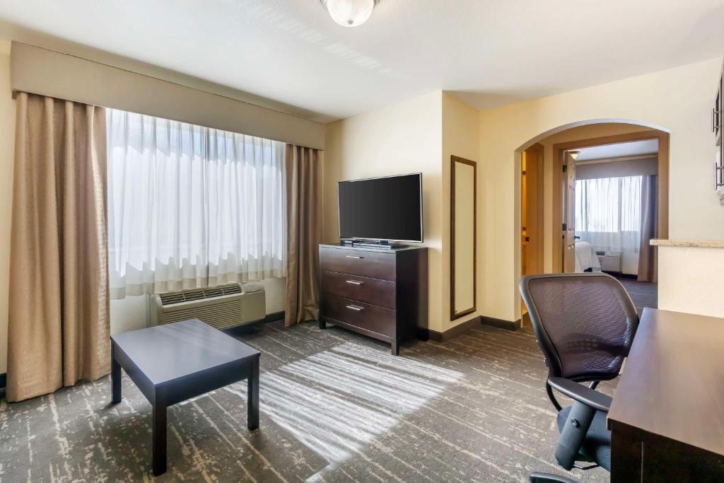 TV a/nebo společenská místnost v ubytování Best Western Plus Edmonds Harbor Inn