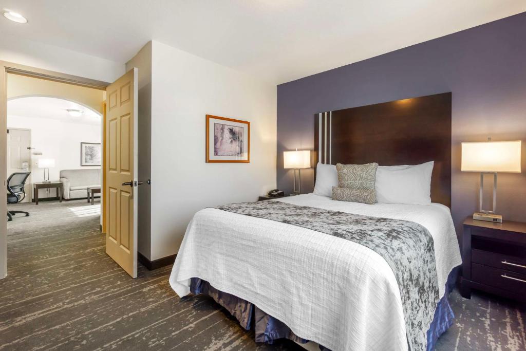 Postel nebo postele na pokoji v ubytování Best Western Plus Edmonds Harbor Inn