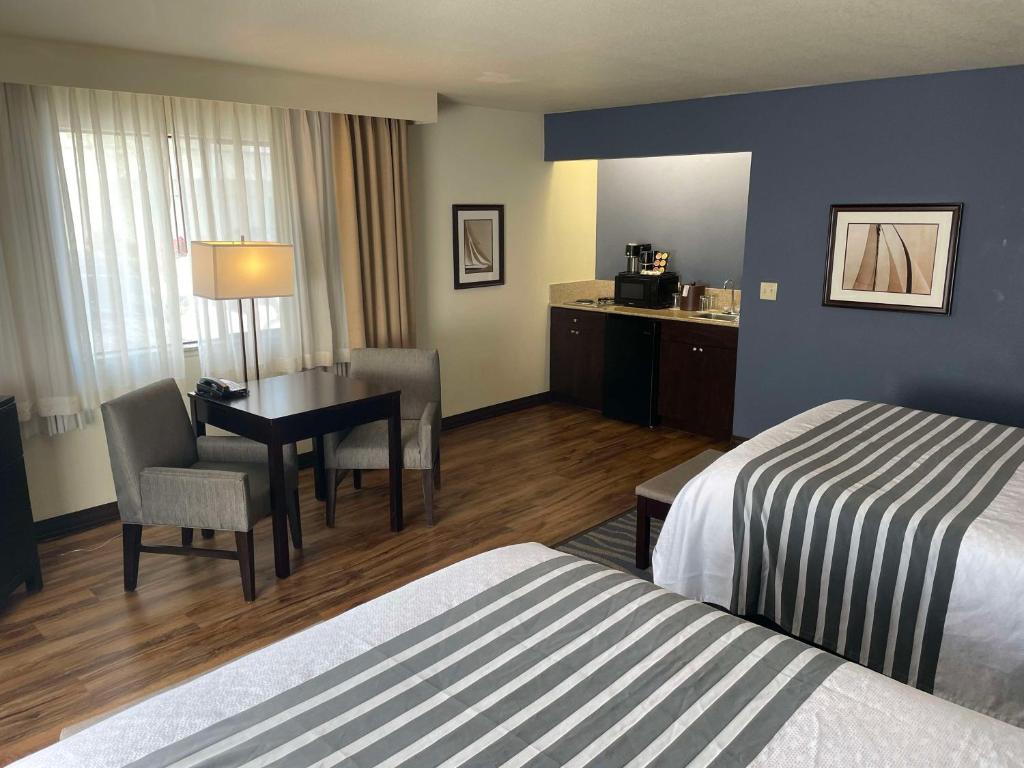 Postel nebo postele na pokoji v ubytování Best Western Plus Edmonds Harbor Inn