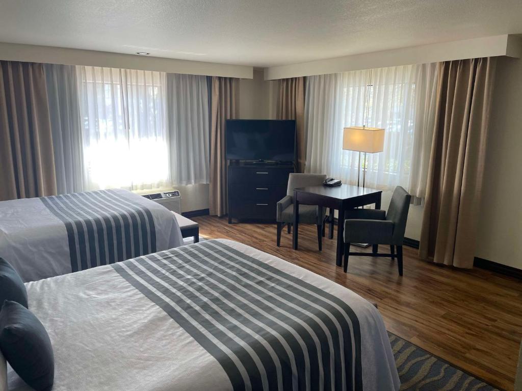 Postel nebo postele na pokoji v ubytování Best Western Plus Edmonds Harbor Inn