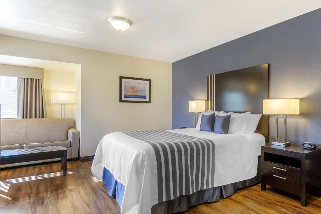 Postel nebo postele na pokoji v ubytování Best Western Plus Edmonds Harbor Inn