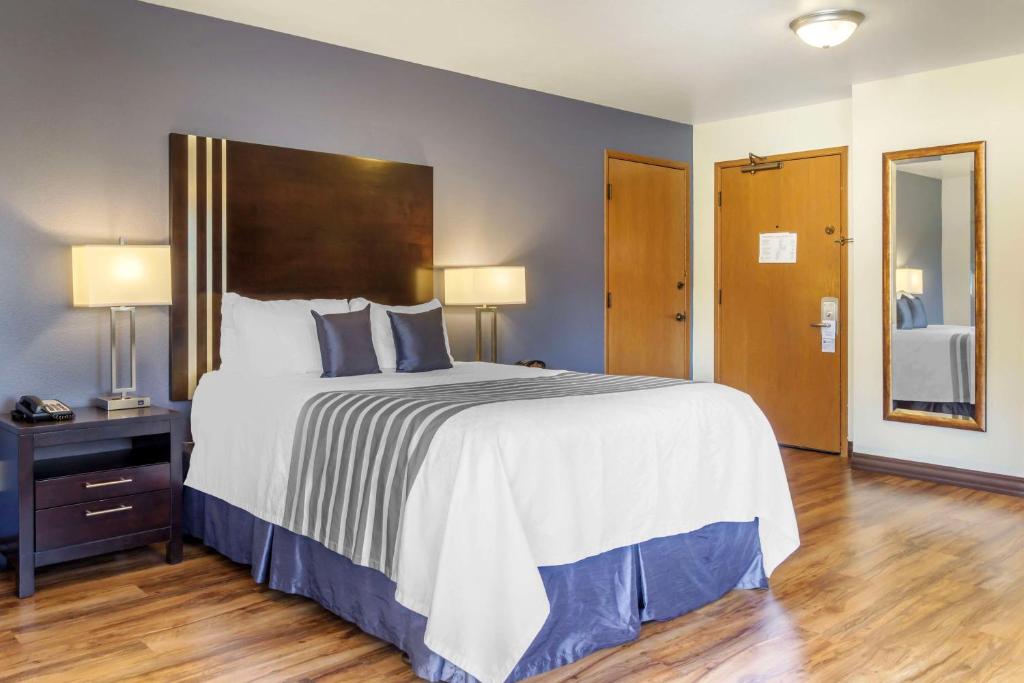 Postel nebo postele na pokoji v ubytování Best Western Plus Edmonds Harbor Inn
