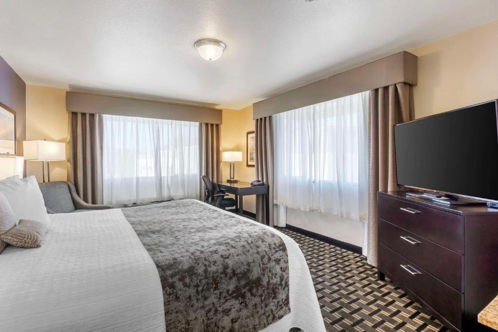 Postel nebo postele na pokoji v ubytování Best Western Plus Edmonds Harbor Inn