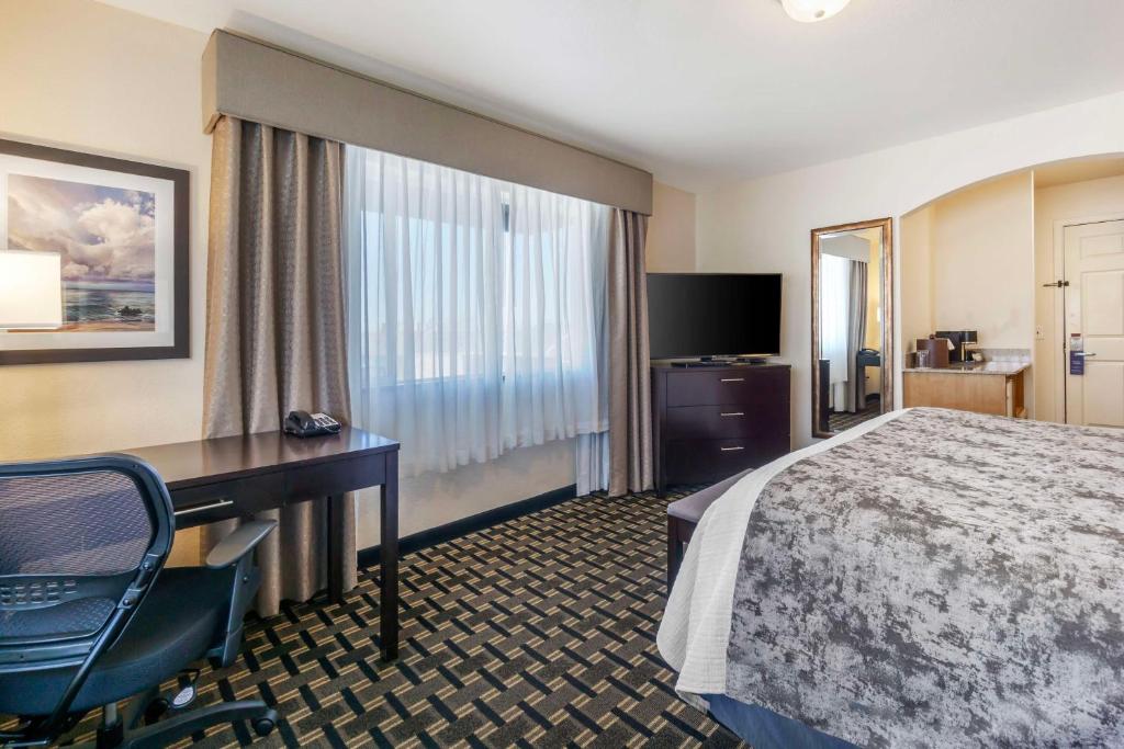 Postel nebo postele na pokoji v ubytování Best Western Plus Edmonds Harbor Inn