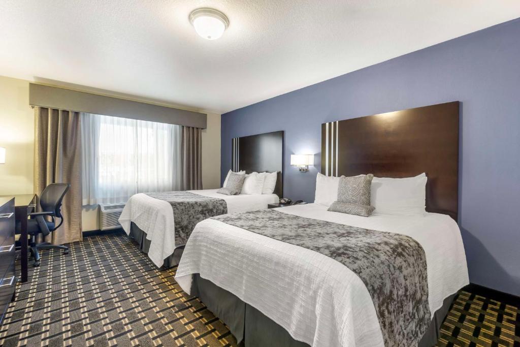 Postel nebo postele na pokoji v ubytování Best Western Plus Edmonds Harbor Inn