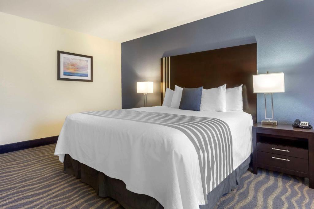 Postel nebo postele na pokoji v ubytování Best Western Plus Edmonds Harbor Inn